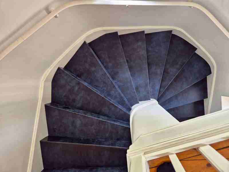 Echtledertreppe in Château mit CONTINENTAL - ROYAL BLUE