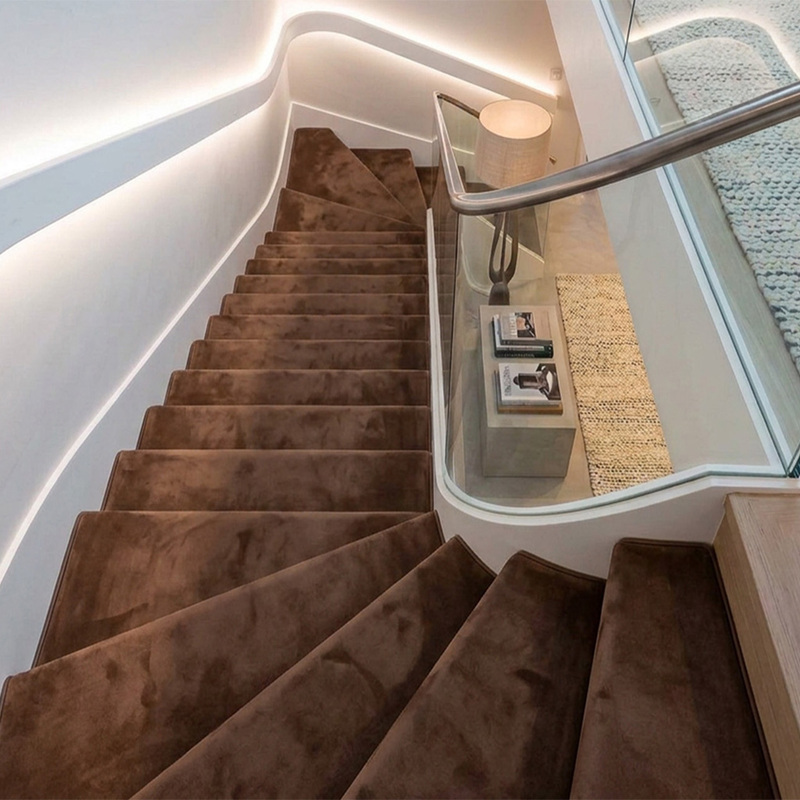 Velourledertreppe in cognacfarbenem Velourleder