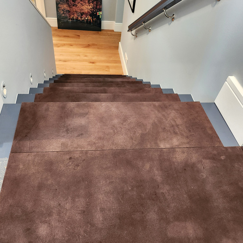 Braunes Velourleder auf Treppen mit Rand - Renew