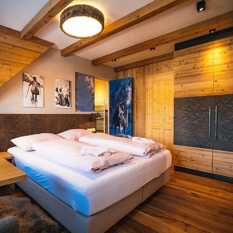 Hotelzimmerschrank mit SKINNY MORO Leder aufgefrischt